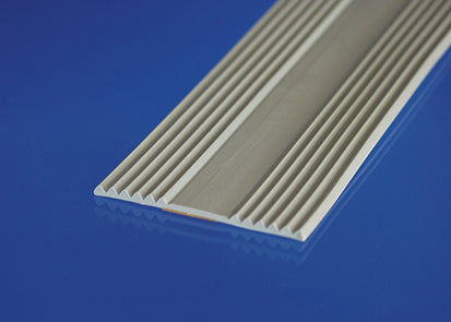 60 mm Auflagegummi, hellgrau selbstklebend z. B. für Alu-Profile in Verbindung mit HKP, 25 m/Rolle