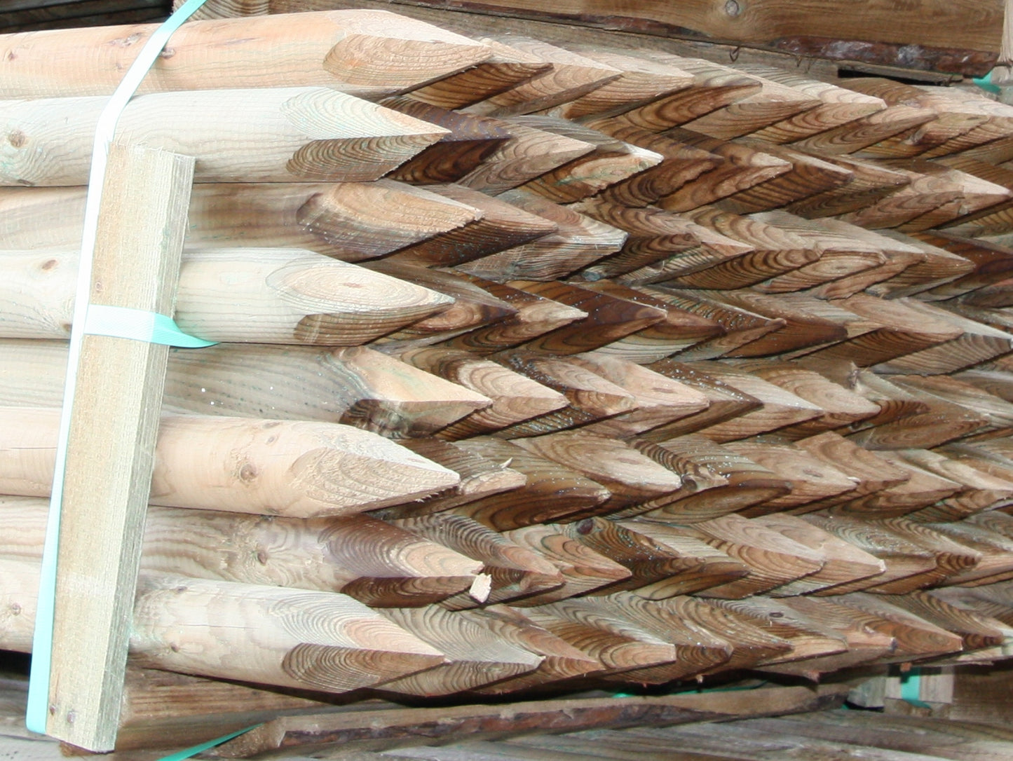 Kiefer Pfähle, 80mm, zylindrisch gefräst, Länge: 1,75 m, gespitzt, kesseldruckimprägniert grün, Kopf gefast