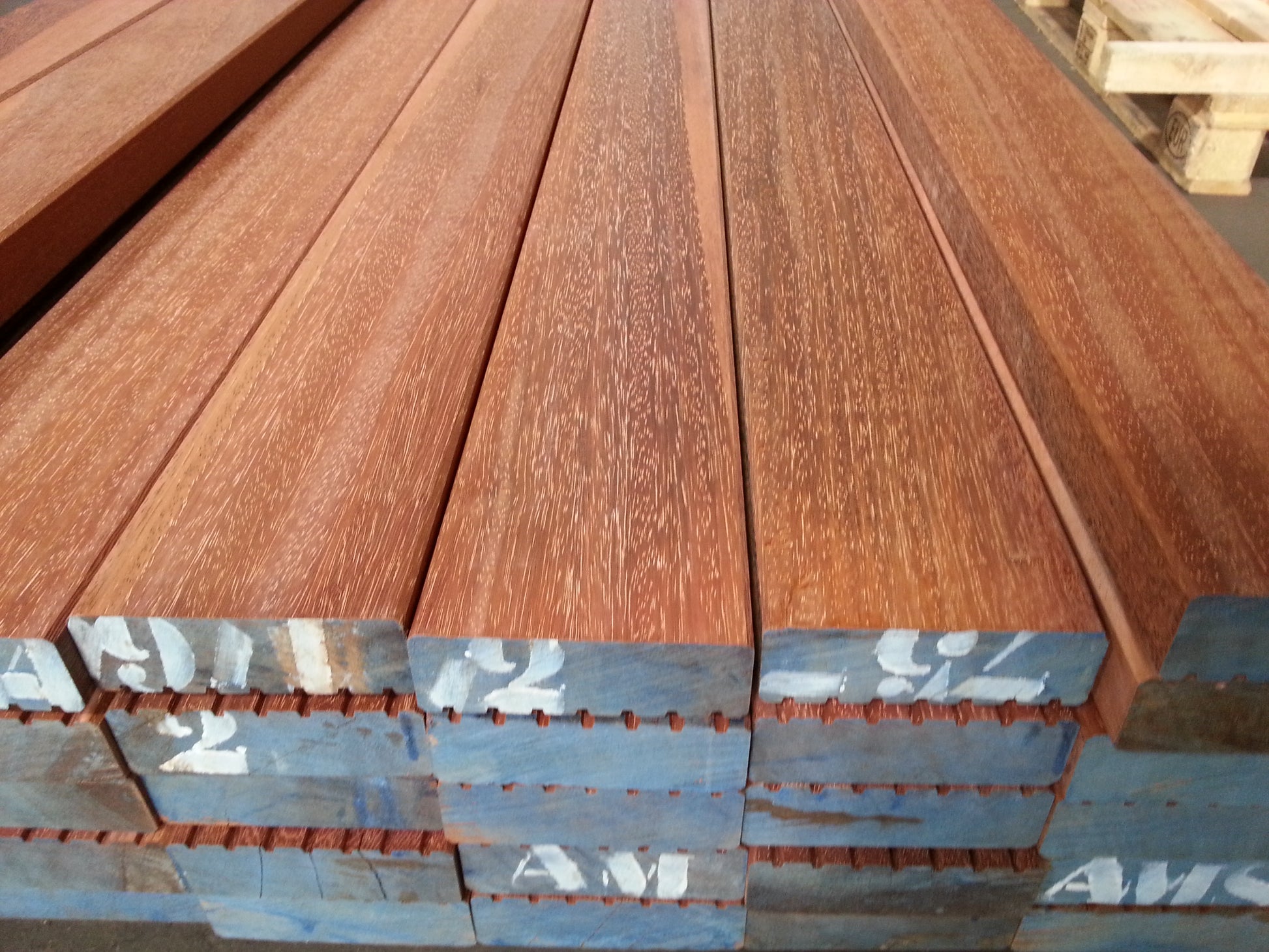 Bongossi Terrassendielen, 40x140 mm, AD, Sichtseite glatt, 3-seitig egalisiert