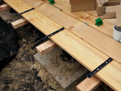 KAHRS Terrassendielen-Halter, 50 Stück, inkl. V2A-Schrauben, Aufbau: 5 mm, für Holz-UK für eine Dielenbreite von 90 - 145 mm