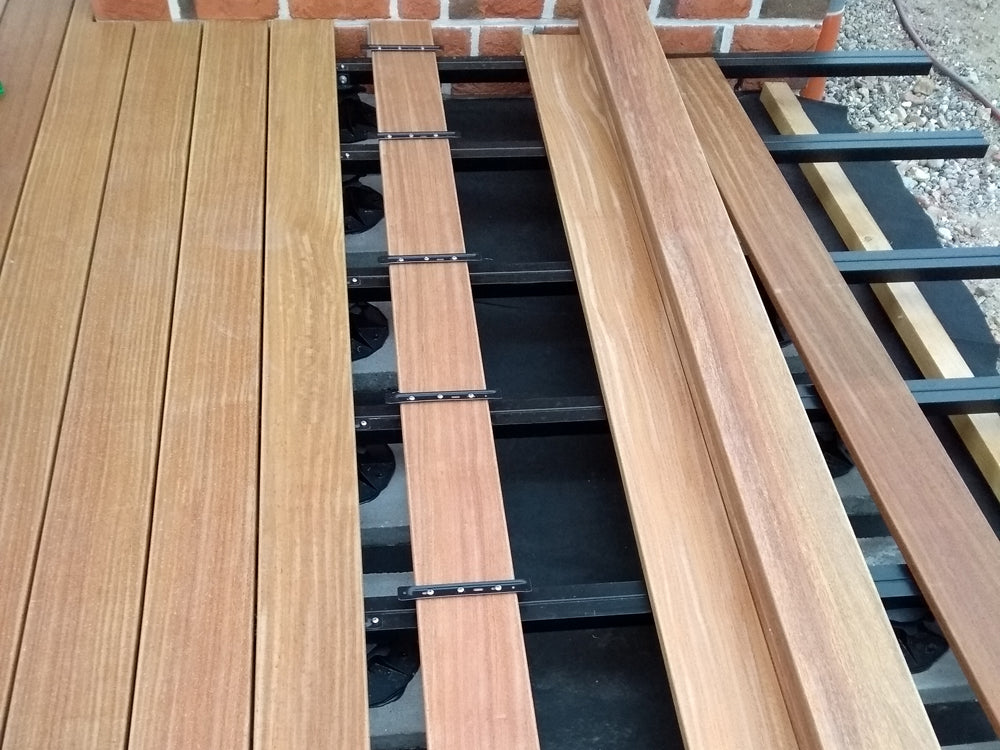 KAHRS Terrassendielen-Halter, 50 Stück, inkl. V2A-Bohrschrauben für Alu-UK, Aufbau: 5 mm, für eine Dielenbreite von 90 - 145 mm