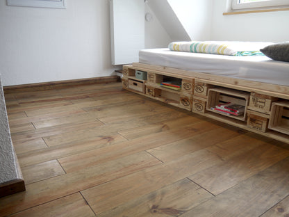 KAHRS Massivholzdielen, Seekiefer, 21x176 mm, Natur, bronze naturgeölt, gealtert rundum Nut & Feder, mit Microfase