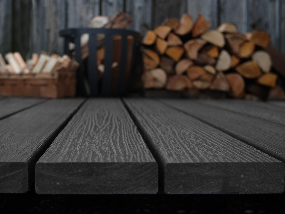 38x140 mm "Die Starke", WPC-Massivdiele, anthrazit mit Holzmaserung, leicht gebürstet/fein geriffelt