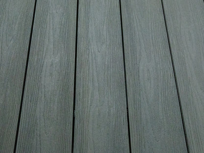 KAHRS BPC Terrassendielen, 20×140mm, Massiv, Medium Grey, strukturiert, co-extrudiert – Bild 7